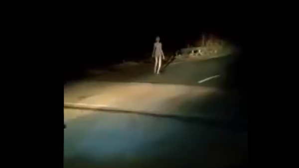सड़क किनारे महिला को देख डरे लोग