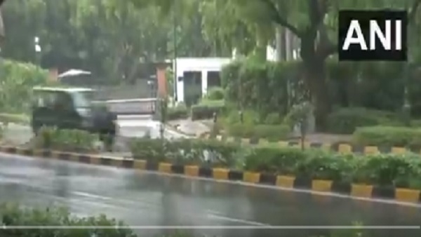 भारी बारिश से भीगी दिल्ली