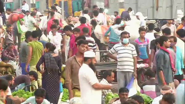 Watch VIDEO: huge crowd gathered in the vegetable market broke social distancing In Delhi Watch VIDEO: huge crowd gathered in the vegetable market broke social distancing In Delhi