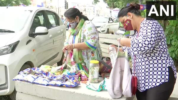 आजीविका के लिए बेच रही हूं चिप्स और स्नैक्स