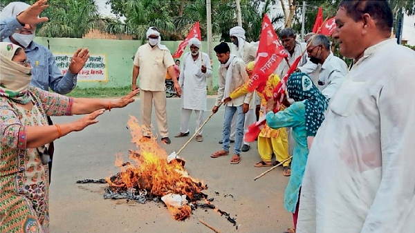farmers protset against the agricultural laws, showed black flags to Agriculture Minister and MLA, Police held farmers protset against the agricultural laws, showed black flags to Agriculture Minister and MLA, Police held