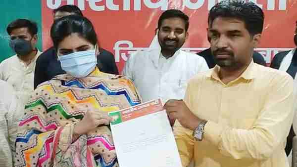 monika yadav joins bjp for jila panchayat president election monika yadav joins bjp for jila panchayat president election