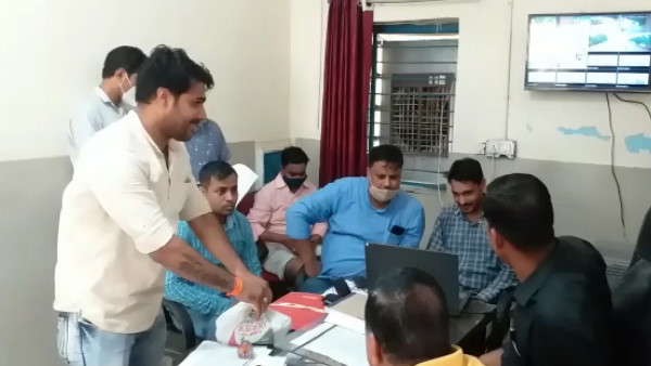 ACB raid in Bharatpur FCI godown, 2 officers arrested taking bribe of one lakh ACB raid in Bharatpur FCI godown, 2 officers arrested taking bribe of one lakh