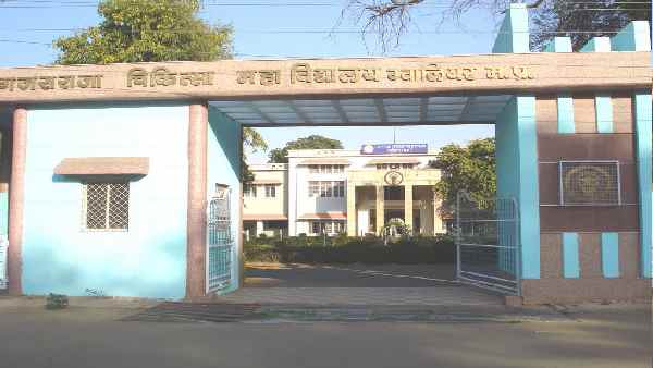 रिकॉर्ड रूम में भटकती है क्लर्क की आत्मा!