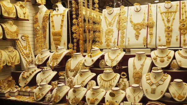 9000 रुपए तक सस्ता हो चुका है सोना