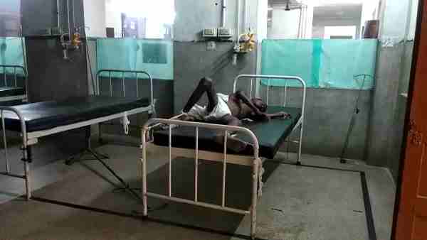 Kanpur: a man tied with a hospital bed purportedly in GSVM Medical College Kanpur: a man tied with a hospital bed purportedly in GSVM Medical College