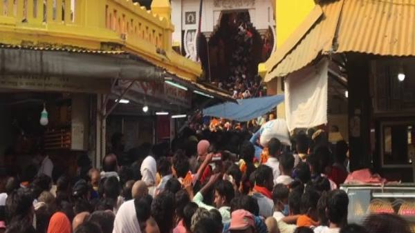 COVID protocol flaunts at hanuman garhi temple in ayodhya COVID protocol flaunts at hanuman garhi temple in ayodhya