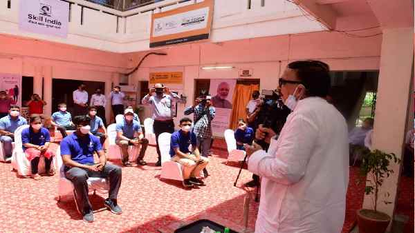डॉक्टरों और नर्सों पर काम का बोझ कम करेंगे ये स्टूडेंट