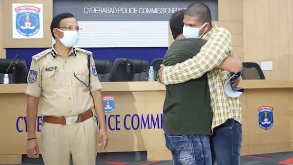 वीजा नहीं था तो गर्लफ्रेंड से मिलने पैदल ही निकल पड़े