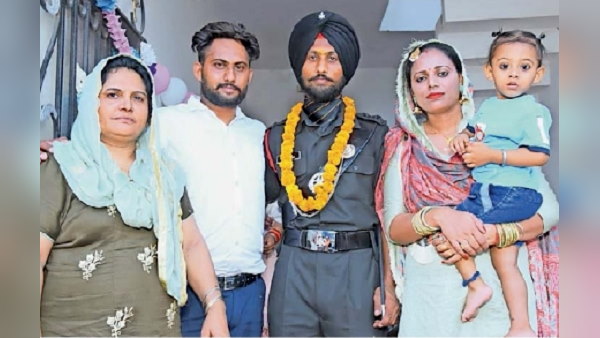 पिता चल बसे, भाई ने पढ़ाई छोड़ी और घर संभाला