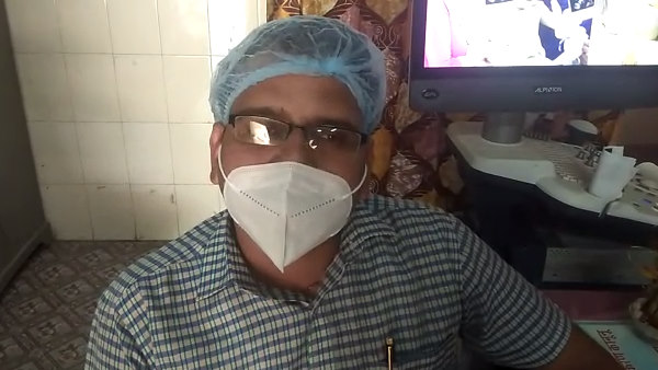 झाड़ी के नीचे बैठकर सुस्ताने लगीं