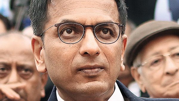 सुनवाई के दौरान जस्टिस चंद्रचूड़ ने कहा- भगवान से प्रार्थना करेंगे की जल्दी वैक्सीन लग जाए ताकि सुनवाई के दौरान जस्टिस चंद्रचूड़ ने कहा- भगवान से प्रार्थना करेंगे की जल्दी वैक्सीन लग जाए ताकि