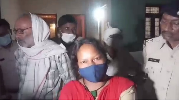 The sand mafia attacked the domineering woman officer of the forest department The sand mafia attacked the domineering woman officer of the forest department