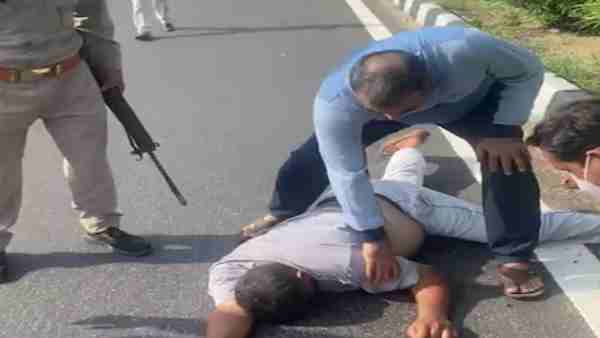 Union Minister Sanjeev Balyan helped a young man lying on the roadside Union Minister Sanjeev Balyan helped a young man lying on the roadside