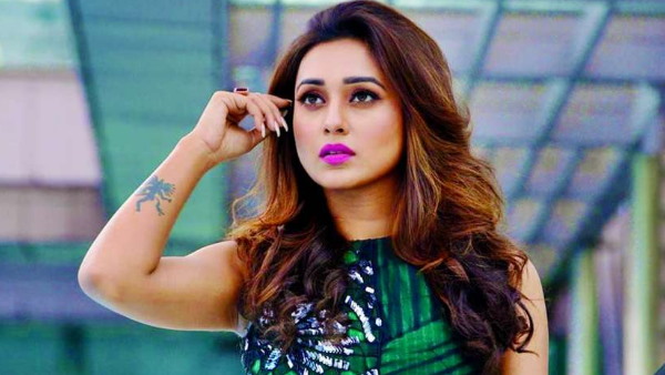 MP Mimi Chakraborty busted fake Covid19 vaccination camp in Kolkata MP Mimi Chakraborty busted fake Covid19 vaccination camp in Kolkata