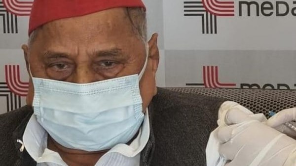 मुलायम सिंह में मेदांता हॉस्पिटल में लगवाई कोरोना वैक्सीन की पहली डोज, अखिलेश ने किया था टीके का विरोध मुलायम सिंह में मेदांता हॉस्पिटल में लगवाई कोरोना वैक्सीन की पहली डोज, अखिलेश ने किया था टीके का विरोध