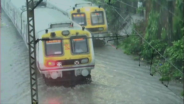 Mumbai Local train services stopped due to heavy rainfall Mumbai Local train services stopped due to heavy rainfall
