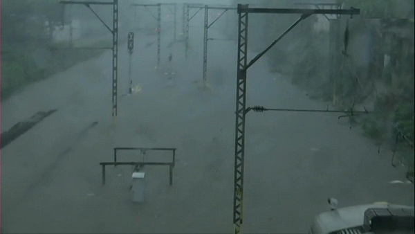 Mumbai Local train services stopped due to heavy rainfall Mumbai Local train services stopped due to heavy rainfall
