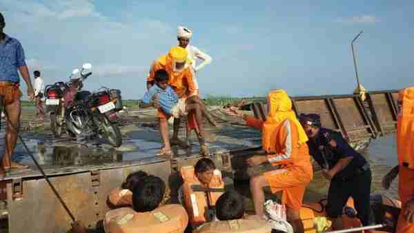 kushinagar news: all people rescued from boat stuck in middle of narayani river kushinagar news: all people rescued from boat stuck in middle of narayani river