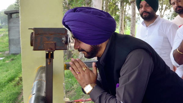 चार लग्जरी गाड़ियों के मालिक हैं सिद्धू