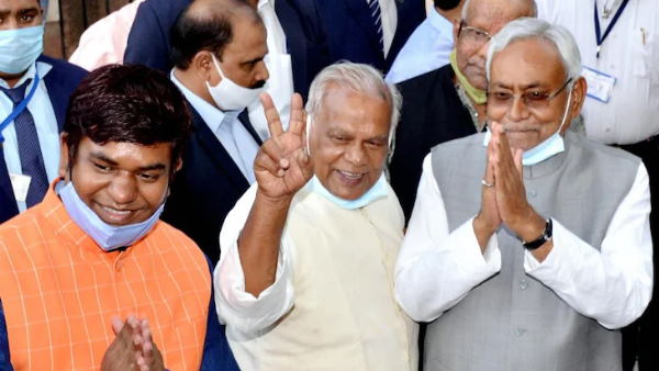 Bihar politics: Will NItish govt fall after talks of Manjhi and Sahni with RJD Bihar politics: Will NItish govt fall after talks of Manjhi and Sahni with RJD