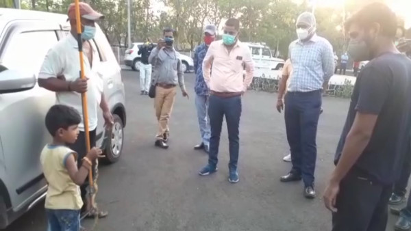 पिता कहीं चले गए