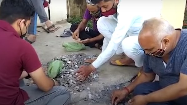 कई जगहों पर थे पैसे