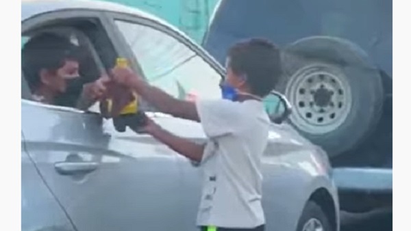 बच्चे के चेहरे पर जबरदस्त खुशी