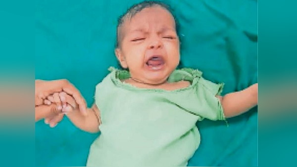 Someone left 2-month girl on road, milk seller saved her from the dogs and took her to the hospital Someone left 2-month girl on road, milk seller saved her from the dogs and took her to the hospital