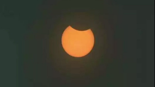 Surya Grahan 2021 Live: थोड़ी देर में लगेगा सू्र्य को ग्रहण Surya Grahan 2021 Live: थोड़ी देर में लगेगा सू्र्य को ग्रहण