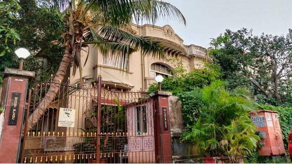 सुशांत के सुसाइड के बाद भी कई लोग इसमें शिफ्ट होने से कतरा रहे हैं