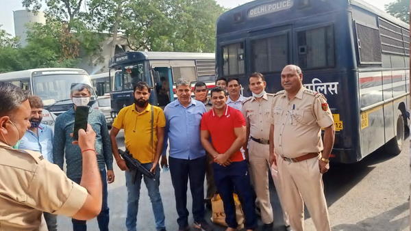 तिहाड़ में घुसने से पहले मुस्कुराता दिखा सुशील