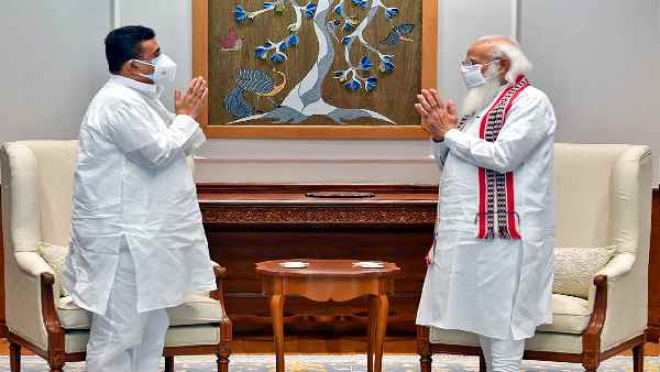 अधिकारी पड़ रहे हैं सब पर भारी