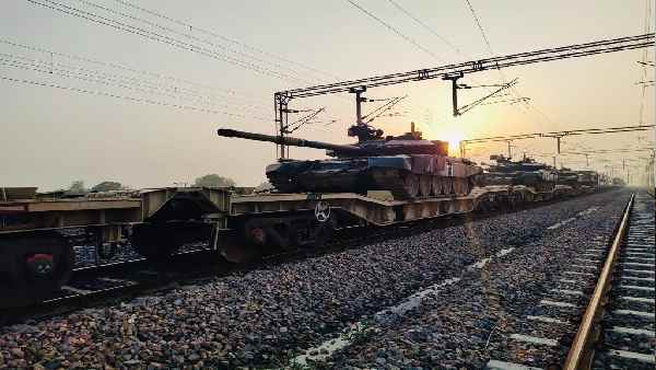 टैंकों और भारी हथियारों के साथ दौड़ी मिलिट्री ट्रेन