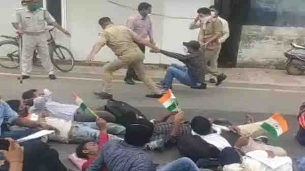69 thousand teacher recruitment: candidates protest on five Kalidas Marg 69 thousand teacher recruitment: candidates protest on five Kalidas Marg