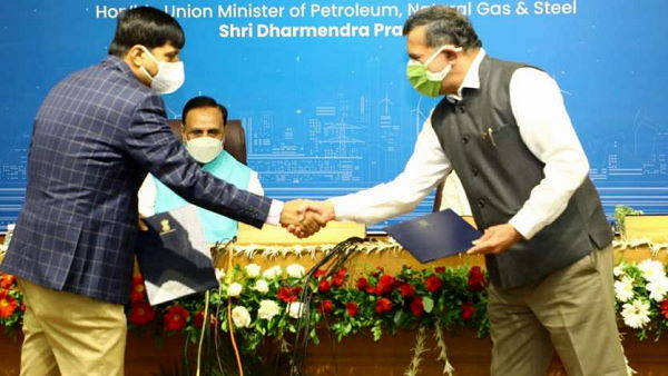 for the first time in country, hydrogen fuel cell bus to run on the roads of Gujarat, Union Petroleum Minister Dharmendra Pradhan announcement for the first time in country, hydrogen fuel cell bus to run on the roads of Gujarat, Union Petroleum Minister Dharmendra Pradhan announcement
