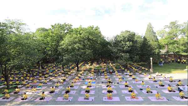इंडिया हाउस में योगाभ्यास में जुटे चीन के सौ से ज्यादा लोग