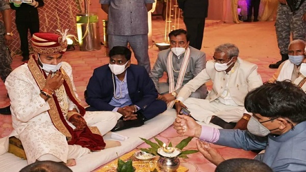 सोशल मीडिया पर सक्रिय