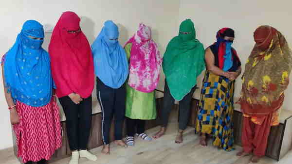 police arrested 11 escort girl from hotel and house police arrested 11 escort girl from hotel and house