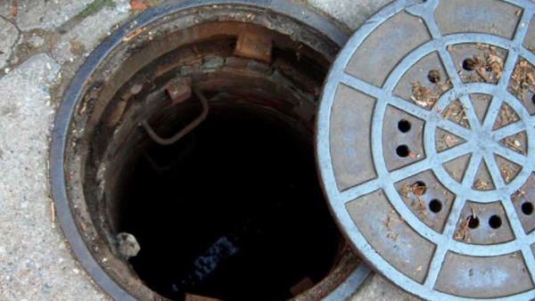 two Youths lost life after enter sewer tank to retrieve cricket ball in noida two Youths lost life after enter sewer tank to retrieve cricket ball in noida
