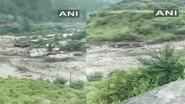 बादल फटने और भूस्खलन से अब तक 22 लोगों की मौत