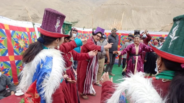 जबरदस्त स्वागत