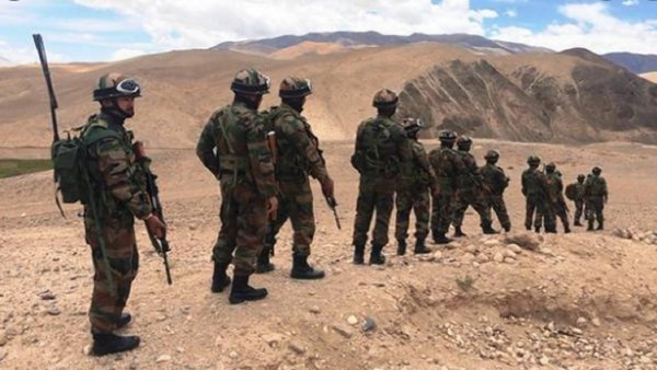 कंटीले तार लगाकर कर रहा घेराबंदी