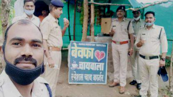 सेल्फी खींचना भी नहीं भूलते लोग