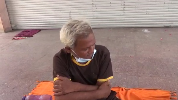 माता-पिता की मौत के बाद घर छोड़ा