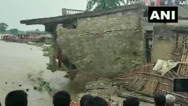 WATCH house collapses in after heavy rainfall in bihar motihari WATCH house collapses in after heavy rainfall in bihar motihari