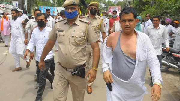 Rajasthan protesting Farmers tore clothes of BJP leader Kailash Meghwal in Sri Ganganagar Rajasthan protesting Farmers tore clothes of BJP leader Kailash Meghwal in Sri Ganganagar