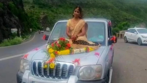 चलती कार के बोनट पर बैठी दुल्हन