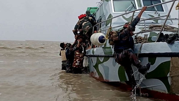 Border Security Force (BSF) saved the lives of military personnel in the Creek area of Gujarat Border Security Force (BSF) saved the lives of military personnel in the Creek area of Gujarat
