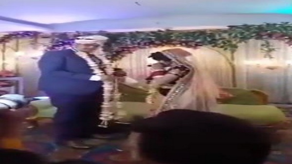Wedding Funny video: Bride Run on stage and play Kabaddi during Jaimala, Video Viral on Social media Wedding Funny video: Bride Run on stage and play Kabaddi during Jaimala, Video Viral on Social media
